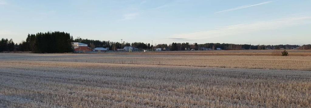 Piriläntielle viljelysalueen reunalla sijaitsevina maamerkkirakennuksina erottuvat kookas punainen Kirkonkylän koulu ja