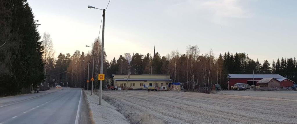 Piriläntien liikenne kulkee kirkonmäen ohi kohti Kempeleentien kiertoliittymää.