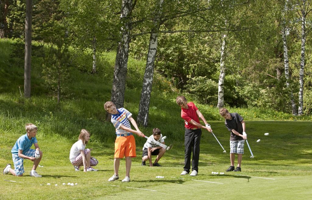 Maksuton Golfohjaajan peruskurssi Laukaassa 18.19.5. Kisakausi starttaa ilmoittautumiset auki Keski-Suomen alueen Golfohjaajan viikonloppuna Fujitsu Finnish Junior peruskurssi järjestetään 18.-19.5. Tourilla 27.