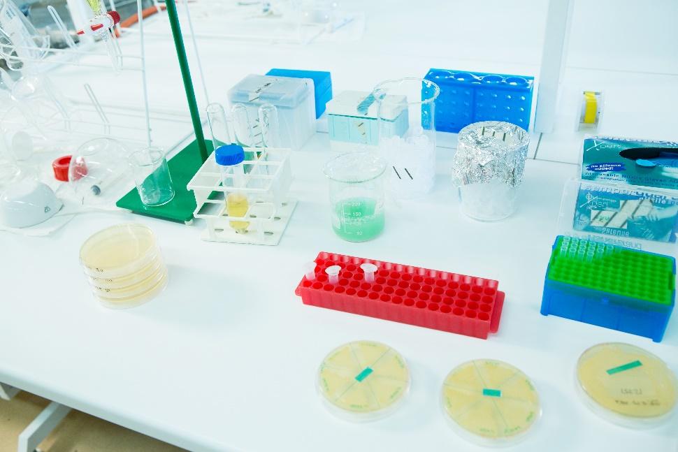 Haitalliset aineiden analysointi jäte- ja hulevesinäytteistä Näytteistä analysoitiin laaja kirjo aineita, kuten ftalaatteja, perfluorattuja yhdisteitä, metalleja, alkyylifenoleja ja lääkeaineita