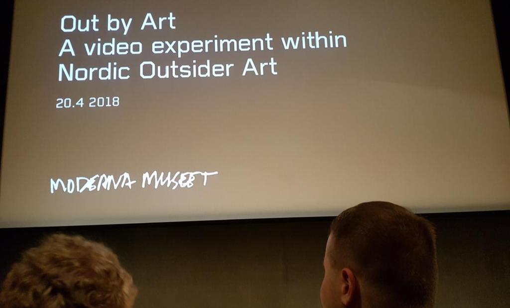 Vertaistaiteilijat -hankkeen projektipäällikkö Katriina Rosavaara sekä projektisuunnittelija Janette Aho kertoivat hankkeesta ja rinnakkaisista taidemaailmoista.