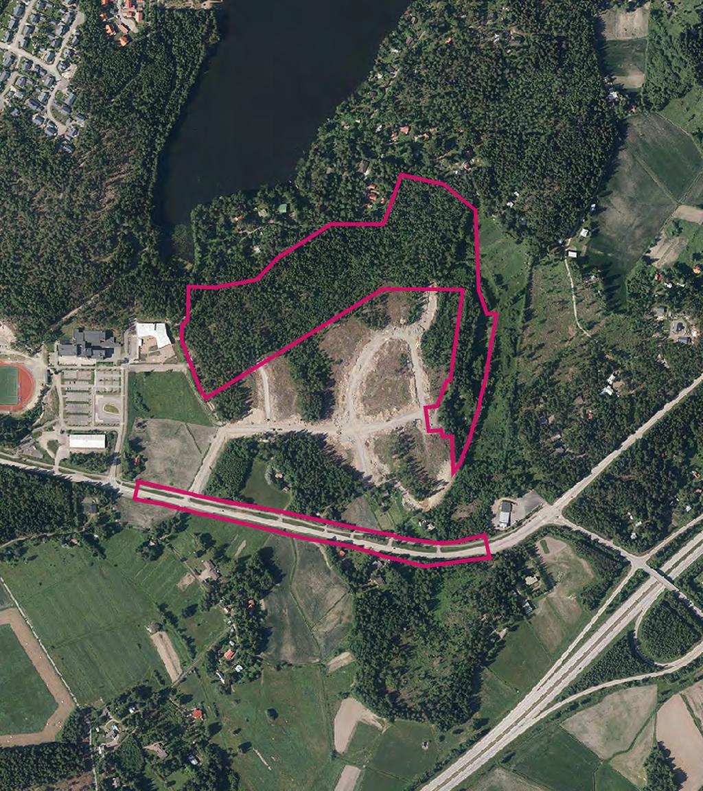 Ilmakuva kaava-alueelta vuodelta 2013. Kaava-alueen rajaus esitetty kuvassa punaisella. Flygbild av planområdet från år 2013. Planområdets avgränsning anges på bilden med rött.