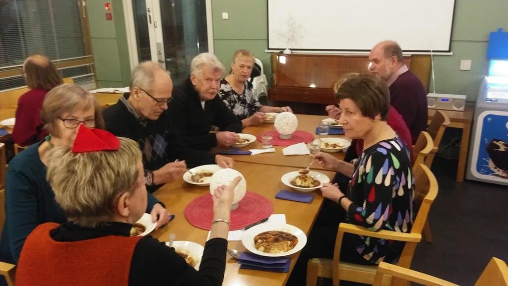 Muistaminen tapahtui suklaan ja viinipullon merkeissä. juuri mitään henkilökohtaista. Oli mielenkiintoista ja koskettavaa kuultavaa.