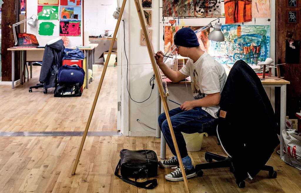 3. Taidemaailmassa toimiminen ja kulttuurin tuottaminen Taidestudiossa työskennellään yhteistyössä taidemaailman toimijoiden ja erilaisten yhteisöjen kanssa.