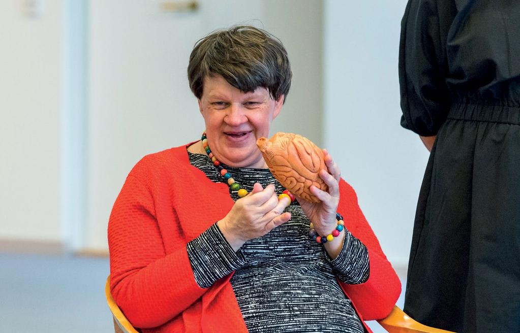 Taiteilijan cv:n ja portfolion tekemiseen. Taidekilpailujen, näyttelyiden ja apurahojen hakuprosesseihin. Näyttelyiden ja tapahtumien rakentamiseen ja ripustamiseen.