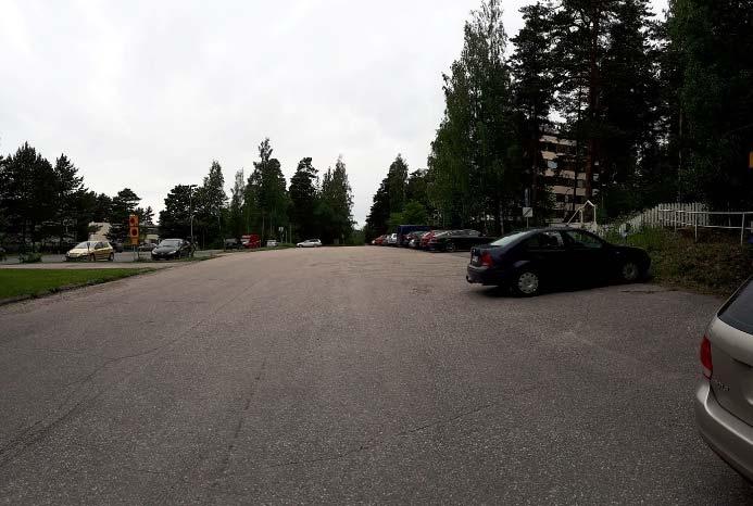 16:147 / VÄLIAITANKATU 7 / ASEMAKAAVASELOSTUS (6) Väliaitankadun katumiljöö on avoin ja jäsentymätön (vas.). Asfaltoidulle alueelle ulottuvan tontin pysäköinti on järjestetty Väliaitankadun katumiljööseen.