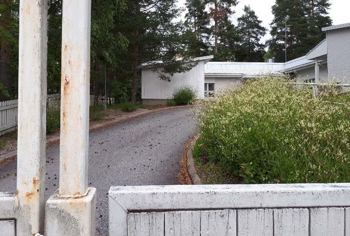 Nykyiset asuinkerrostalot ovat pistemäisiä, kuusikerroksia ja väritykseltään vaaleita tummaa maantasokerrosta lukuunottamatta (vas.).