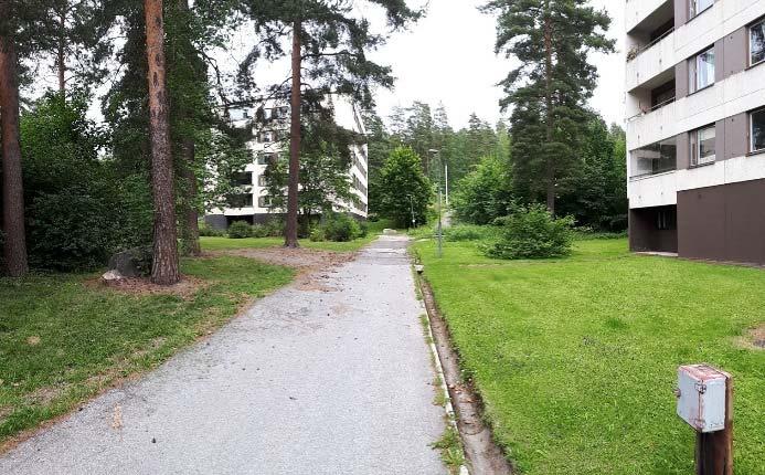 Väliaitankadun liikenne koostuu lähinnä alueen sisäisestä asukasliikenteestä. Nykyisin tontin pysäköinti sijoittuu tontin etuosaan Väliaitankadun varteen.