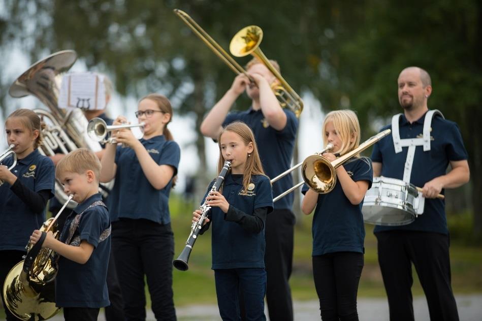 Puhaltajien esiinmarssi ja Janne Ikosen Alkusoittofanfaari. Kansanmusiikkivaikutteinen Vandraren oli puolestaan lainattu ohjelmistoon Ruotsista. Mukana kuviossa oli myös lammaskoira Leia.