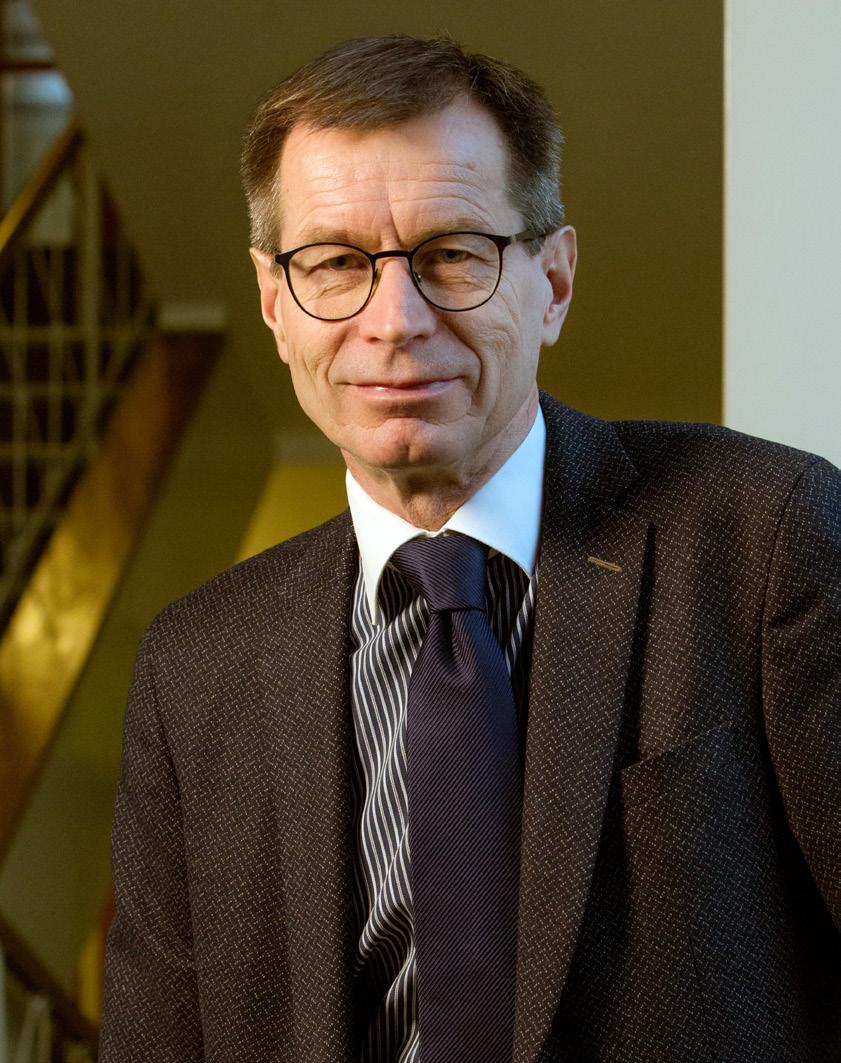 TIEDEPALKINTO Taloustieteen professori Pekka Ilmakunnakselle myönnettiin Yrjö Jahnssonin säätiön tiedepalkinto. Hänen tutkimusalueenaan on työn taloustiede.