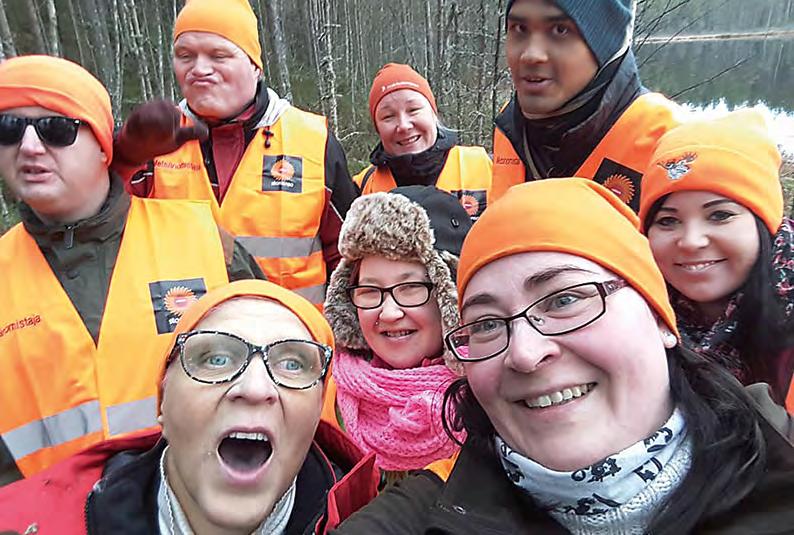 Sanokaa muikku! Yhteisselfien otto onnistuu tältä porukalta. Varkauden klubi on käynyt useampana syksynä porukalla hirvimetsällä Jäppilässä.