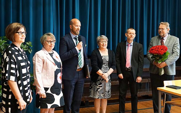 Vaalijalan ISO 9001 sertifikaatin luovuttivat virallisesti yhtymäkokouksen yhteydessä Kiwa Inspectan toimitusjohtaja Mikko Törmänen (kolmas vas.