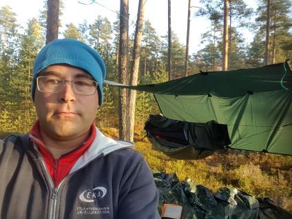 Riippumattoretkeilyä Minusta riippumattomista syistä olemme joutuneet perheenä olemaan mahdollisimman paljon öitä poissa kodistamme vuoden 2018 aikana.