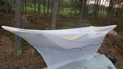 Kyseessä on TTTM:n riippumatto, jonka ympärille on viritetty hyönteissuoja. Sisällä on sijauspatja.