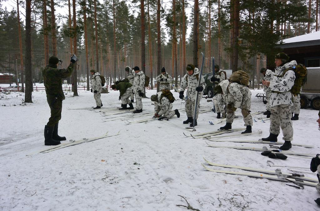 Viereisellä sivulla: Luonnonmuonaa on talvisesta metsästä varsin