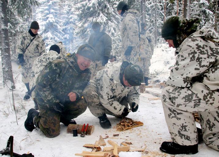 Sysmän reserviläisten kansainvälisellä talvikurssilla reserviläiset harjoittelivat mm. tulentekoa ilman tulitikkuja. Ei aivan helppoa, mutta mahdollista!