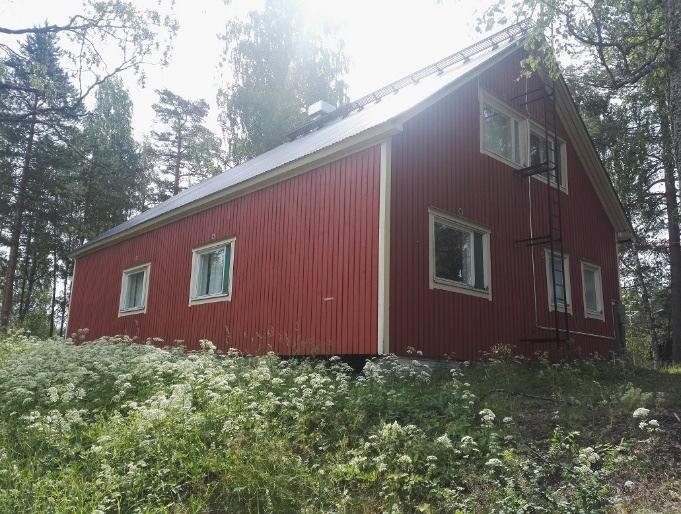 Impilinnan rakennus (vas.) ja sen vieressä sijaitseva pienempi rakennus (oik.