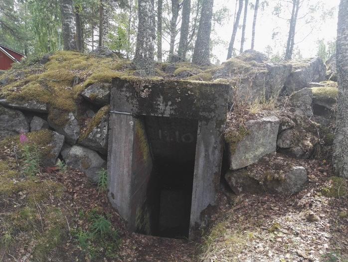 ) on tyhjillään, mutta sen pihalla toimii edelleen tankkauspiste (oik.) 3.