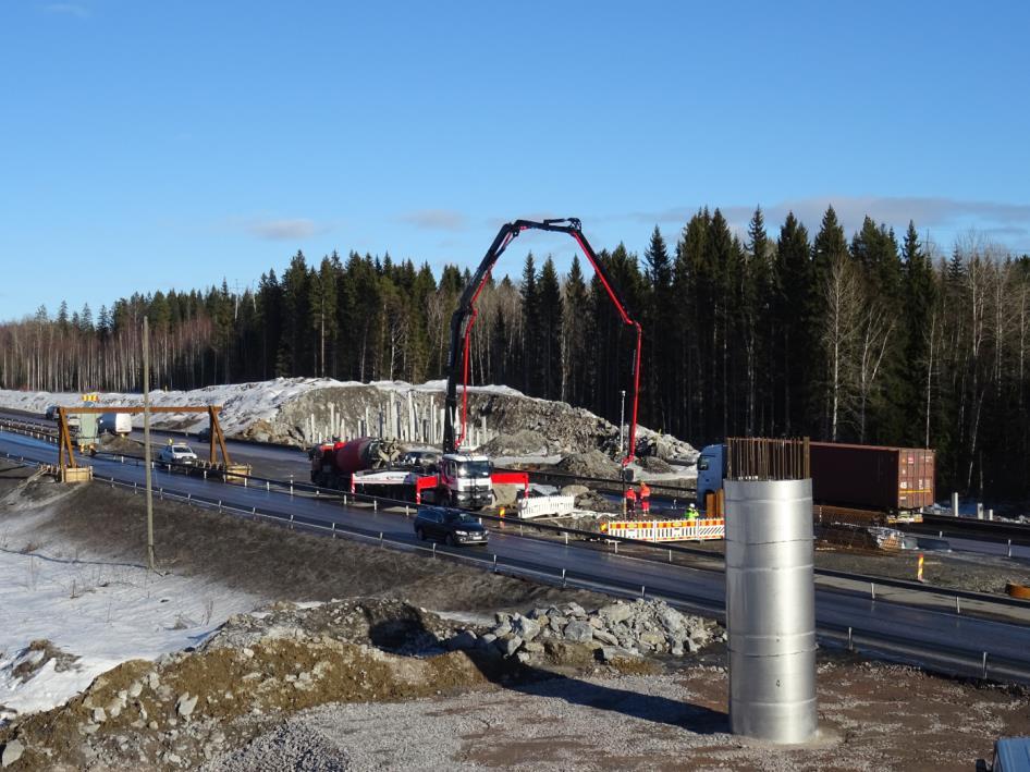 Raportti 4 Hankeosa 1B Allianssi-Lahti Tunnelilouhinnat ovat edenneet hyvin, louhinnat ovat piakkoin ohi kerrostalojen alta, ja tutkimustunnelista 2 on puhkaistu yhteys Liipolan välitunneliin.