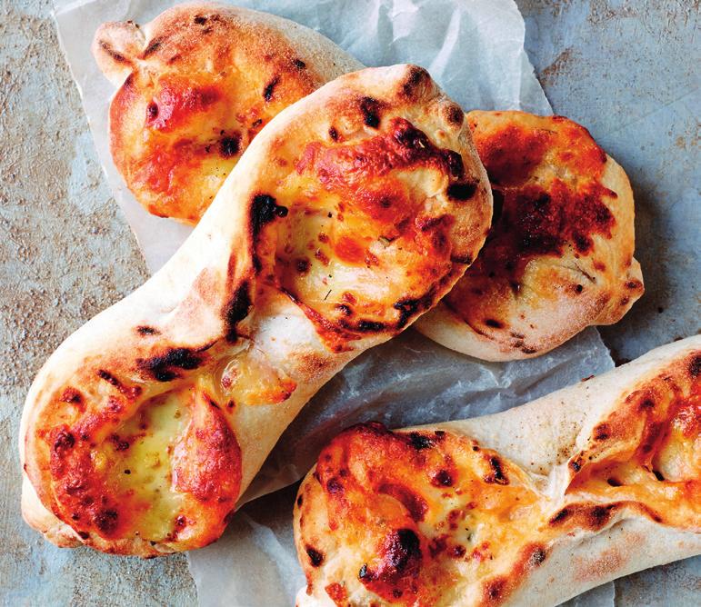 Aidot italialaiset kiviuuniherkut Kätevät yhden käden eväät Italiassa valmistettu, kiviarinauunissa paistettu pizza-snacks on taiteltu italialaiseksi frustaksi, mikä tekee tuotteesta loistavan on the
