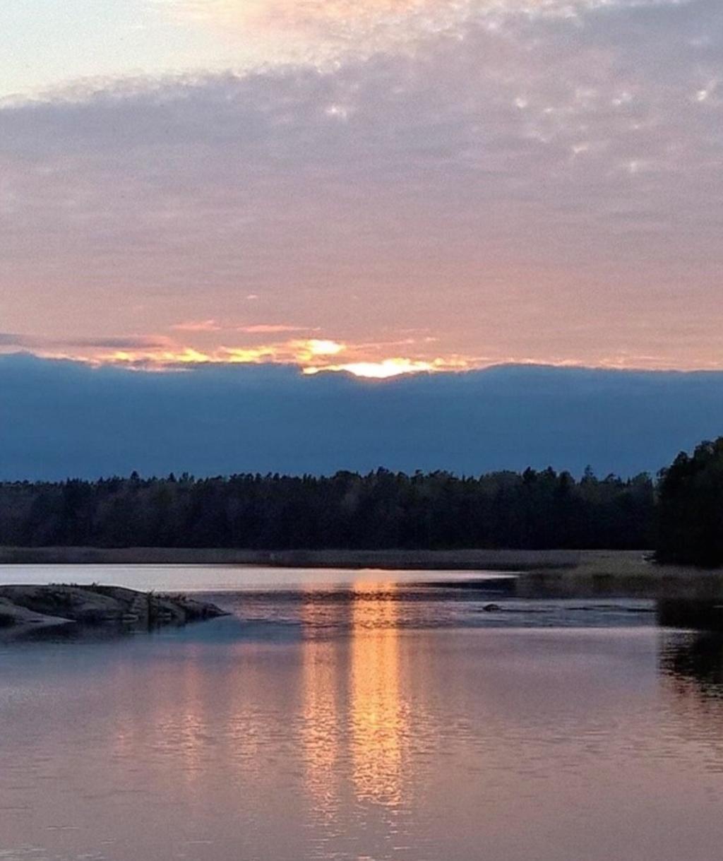 Mutta me kaikki, jotka peittämättömin kasvoin katselemme Herran kirkkautta kuin kuvastimesta, muutumme saman