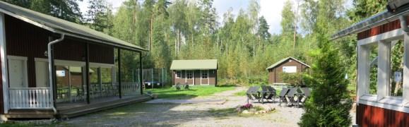 Alkuperäisen kartanon tilakeskuksesta kaava alueeseen kuuluu kartanon päärakennus, piharakennus ja puisto.
