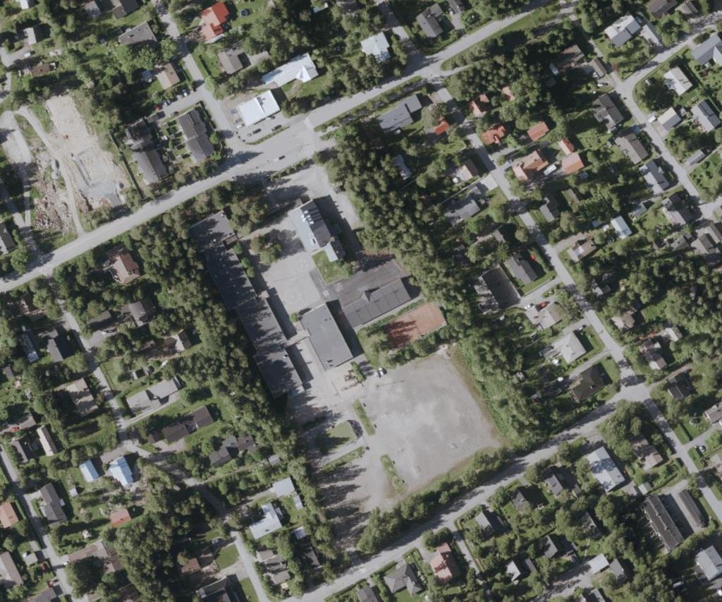 Tontti rajoittuu koillisessa omakotitalotontteihin, kaakossa
