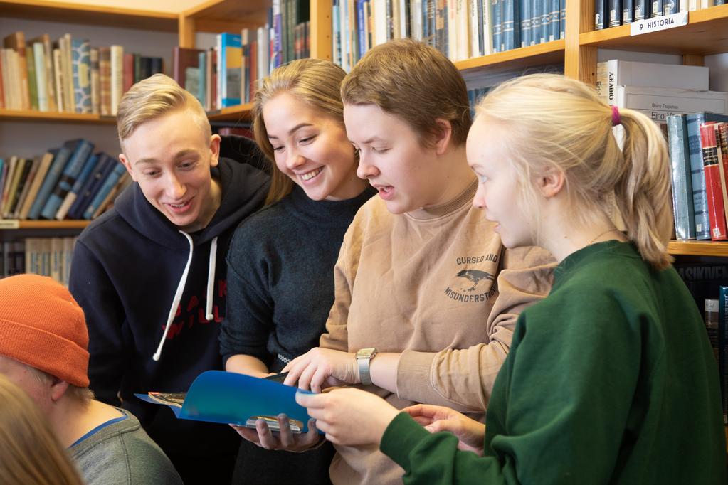 ja kirjallisuuden kouluarvosanoissa. Sukupuolten väliset erot olivat myös selvästi suuremmat kuin esimerkiksi vanhempien koulutuksen mukaiset tai alueelliset erot.