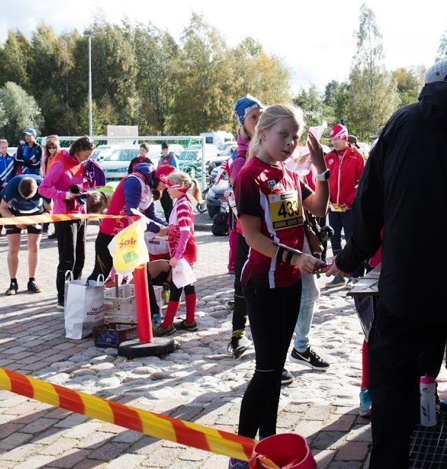Vastaanotto maalissa Järjestäjä vastaanottaa maalissa erityisesti 12-vuotiaat ja nuoremmat sekä Rastirallin osallistujat.