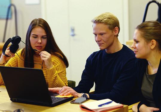 Punaisten pakohuoneen valvomo. Anna Jäntti, Tommi Hämäläinen ja Laura Nieminen.