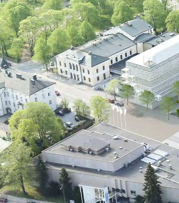 kellarikerroksen, jossa valopihan ympärillä sijaitsee museon tietopalvelupiste.