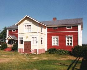 Kylää halkoo Kitisenjoki, johon on yhteydessä kylän alueella kaksi isoa lahtea.