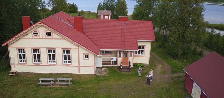 Kylä on säästynyt harvinaisesti saksalaisten polttamiselta toisen maailmansodan päätteeksi ja tämän vuoksi kylästä löytyy toinen toistaan vaikuttavampia vanhoja hirsitaloja ja pihapiirejä.