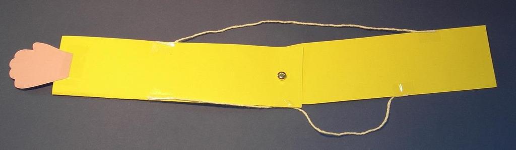 Leikkaa kartonkista 20x10 cm pala, joka taitetaan pituussuunnassa, 20x5 cm pala, joka pyöristetään yhdestä päästä
