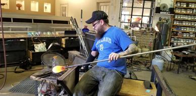 Kempeleestä kotoisin oleva Jorma Rahja työskentelee Vetro glassblowing studiolla
