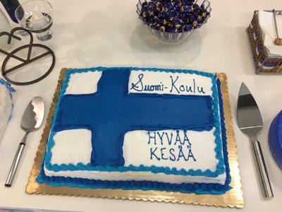 Aamupäivä alkoi tekemällä äitienpäivä pinssejä sekä kortteja.