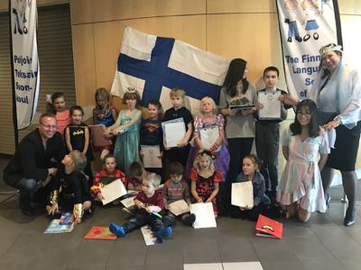 jakoi lapsille kevättodistukset ja Suvivirsi kajahti komeasti salissa.