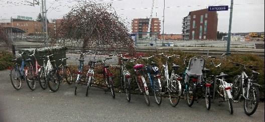 Kuva Lempäälän aseman pyöräpysäköintipaikasta Liikennemäärät Tieliikenteessä liikennemäärän puolittuminen vähentää melua noin 3 db.