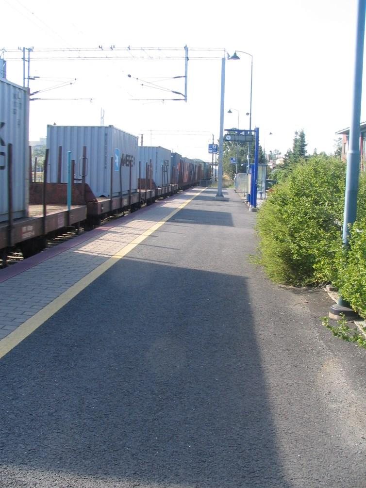 Kuva 1: Tavarajuna Lempäälän asemalla Maankäytön suunnittelussa edullisin meluntorjunnan keino on ohjata melua tuottavat ja meluherkät toiminnot eri alueille ja käyttämällä riittäviä suojaetäisyyksiä.