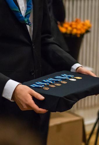 neljä EPT:n pronssista ansiomitalia, yksi EPT:n hopea ja yksi EP- T:n kultainen ansiomitali. EPT:n ansiohanskat myönnettiin kämppäryhmän lopettavalle puheenjohtajalle Mikko Laakkoselle Toimen Pojista.
