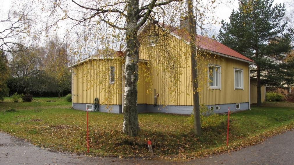 Tontilla on vuonna 1931 rakennettu yksikerroksinen vaatimaton puutalo, jonka kerrosala on noin 85 k-m² (Facta). Talossa on laajennusosa, jonka lupakuvat ovat vuodelta 1976.