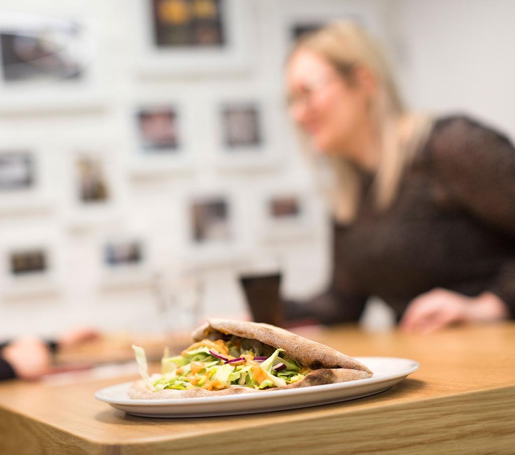 RAKKAUDESTA RUOKAAN JA IHMISIIN Vastuullisuus kasvattaa Kotipizza Groupin liiketoiminnan arvoa. Vastuullinen liiketoiminta ei ole vain kannattavampaa liiketoimintaa.