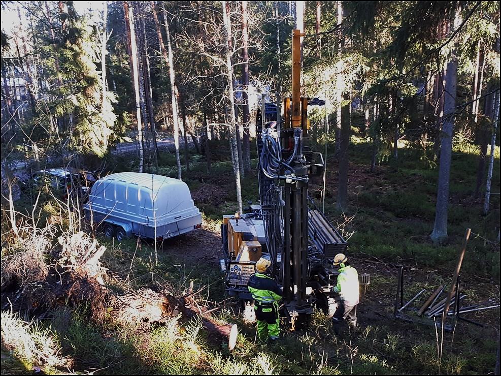 GEOLOGIAN TUTKIMUSKESKUS Geologinen rakenneselvitys 9 08.06.2018 Kuva 4. SGM Consultin kairauskalusto Maatialanharjulla syksyllä 2017. Kuva: J. Tranberg, GTK. 4.3 Painovoimamittaus Painovoimamittaukset suoritti GTK:n geofysiikan kenttämittausryhmä alkuvuodesta 2018.