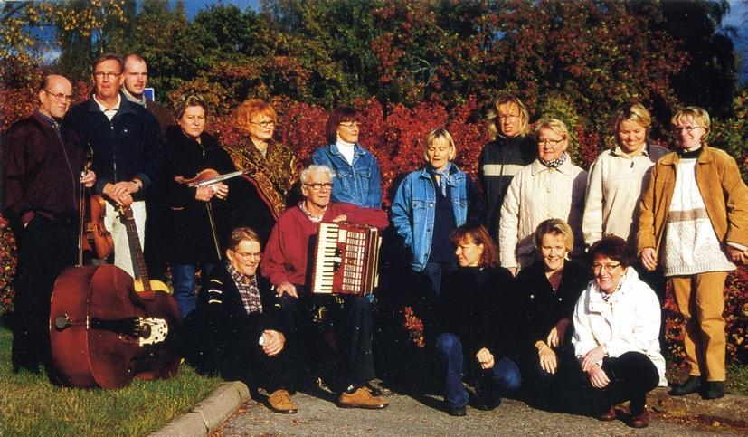 TALKOOPELIMANNIT 2002 Airi Kattilakoski viulu, Aimo Torppa viulu, Jani Suvanto kitara, busuki ja mandoliini, Paavo Rannisto kitara, Markku Tunkkari haitari, harmoni, viulu ja nokkahuilu, Timo Pynssi