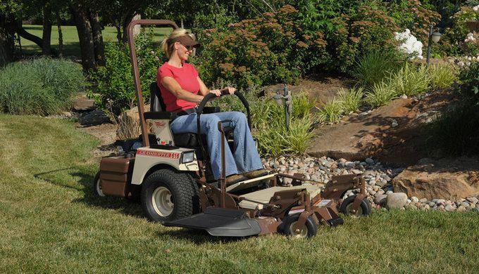 616T 16hv bensiini 110cm OMINAISUUDET Etuleikkurimalli Moottori: Briggs&Stratton Vanguard 2-syl 16hv bensiinimottori Leikkuuleveys: 110cm Sivullepurkava leikkuulaite johon voi asentaa allemurskasetin