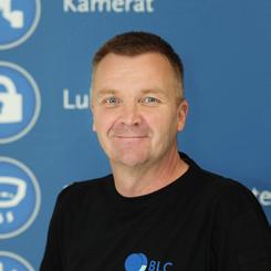 KUN OVI ON ESTE Olemme tottuneet ajattelemaan esteettömyyden marginaaliseksi asiaksi, joka ei kosketa meitä joka päivä. Tosiasiassa kuitenkin jokainen törmää välillä tilanteeseen, jossa ovi on este.