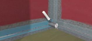 Lattian vedeneriste nostetaan seinälle vähintään 100 mm, jolloin se peittää myös seinällä lattian rajassa olevat Tulppa O-kiinnikkeet.