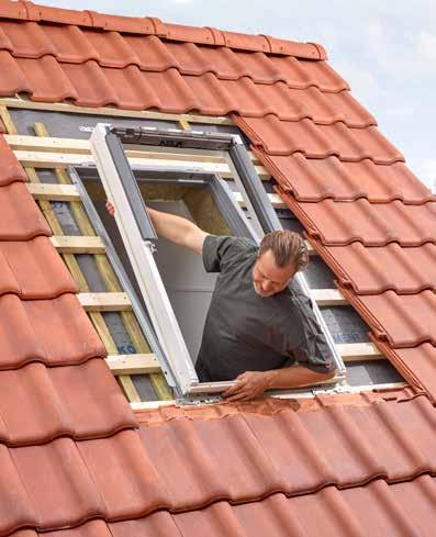 VELUX järjestää säännöllisesti maksutonta koulutusta ammattilaisille ja jälleenmyyjille. Käymme läpi koko asentamisprosessin sekä neuvomme miten kattoikkunan asentaa tehokkaimmin.