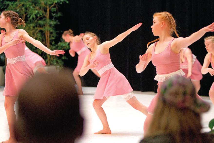 Kurssihintaan sisältyy: 14. 17.6. 2*60min. + 1 *45min. opetusta/päivä, lounas 17.6. pääsylippu Dresden Frankfurt Dance Companyn esitykseen klo 18.00 18.6. esitysharjoitus, lounas, esiintyminen POIKIEN TANSSILEIRIT yhteistyössä Vapaan tanssikoulun kanssa Tanssileirillä opit uutta ja koet elämyksiä!