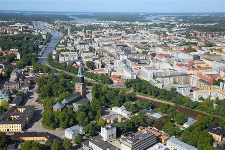 Kurssilla tehdään retkiä lähiympäristöön. 7. KAUPUNKI (TSYGE07) Tutkitaan kaupunkien syntyä ja kasvua, kaupungeissa tapahtuvia muutoksia, suuria metropoleja ja niiden rakennetta.